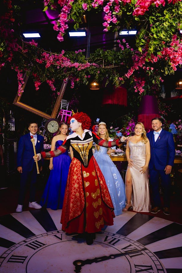 Debutante em cenário temático